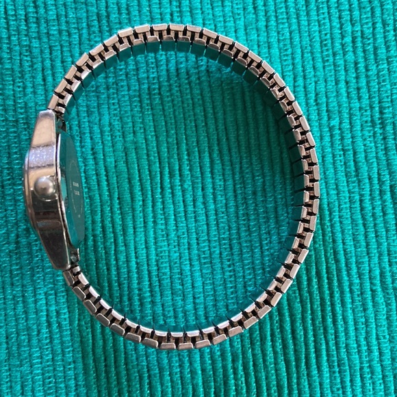 Elegant Silver Women's Quartz Watch - Picture 5 of 6